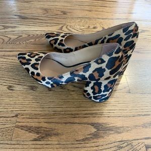 Paola Leopard pumps with block heel.